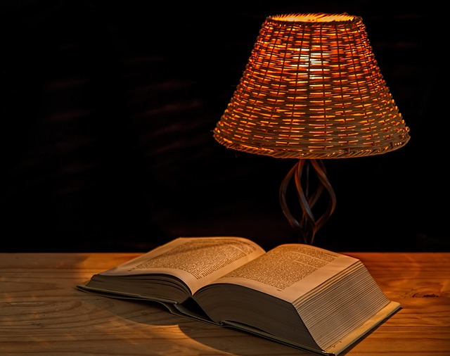 stolní lampa s knížkou