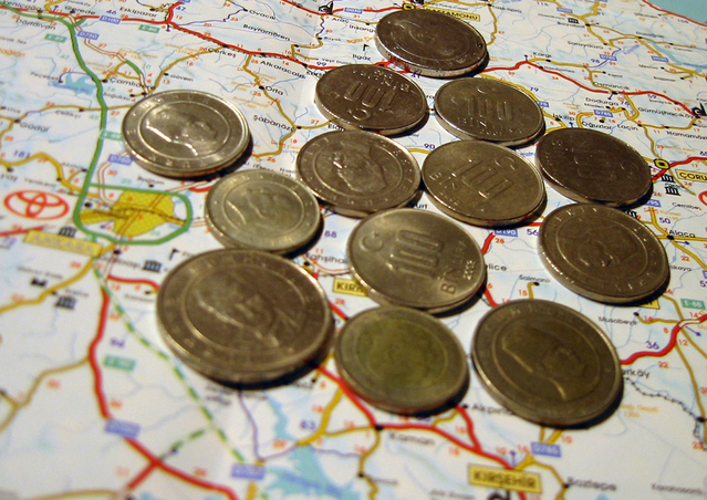 mince položené na mapě vedle sebe